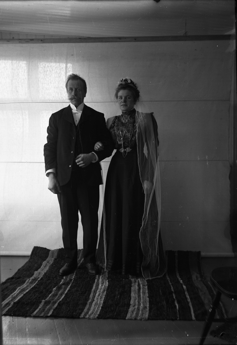 Fotosamling etter Kjetil Skomdal (1881-1971). Fotografen virket i perioden 1910 til 1960 og hadde eget mørkerom hvor han også tok imot film fra andre fotografer. I perioden var han også postbud i Fyresdal. Portrett av ektepar, Dr Werner med frue.