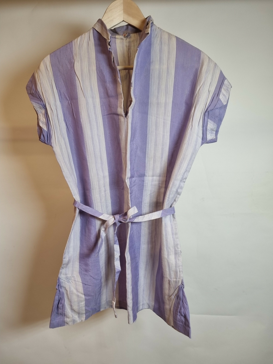 HH.1974-0129 A = Bluse
HH.1974-0129 B = Bukse
HH.1974-0129 C = Belte