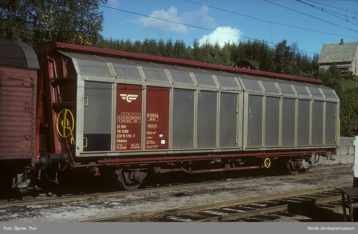 Lukket godsvogn litra Hbikks nr. 237 6170 på Bøn stasjon