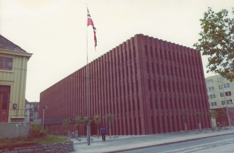 Foto fra festlighetene ved gjenåpningen av Trondheim Politimuseum i i politihusets kjeller i 1975.