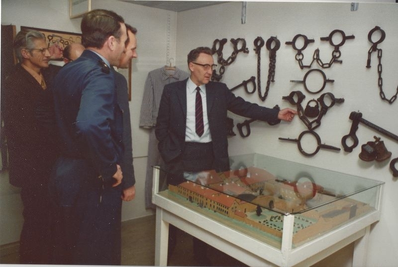Foto fra festlighetene ved gjenåpningen av Trondheim Politimuseum i i politihusets kjeller i 1975.