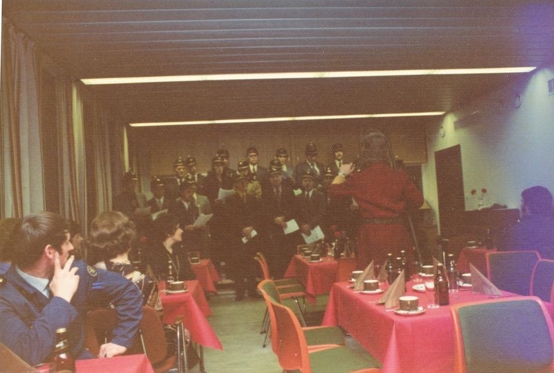 Foto fra festlighetene ved gjenåpningen av Trondheim Politimuseum i i politihusets kjeller i 1975.