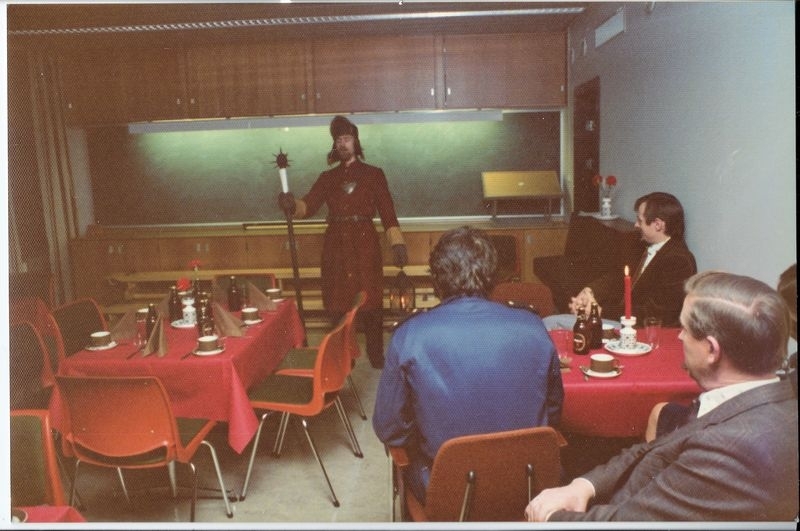 Foto fra festlighetene ved gjenåpningen av Trondheim Politimuseum i i politihusets kjeller i 1975.
