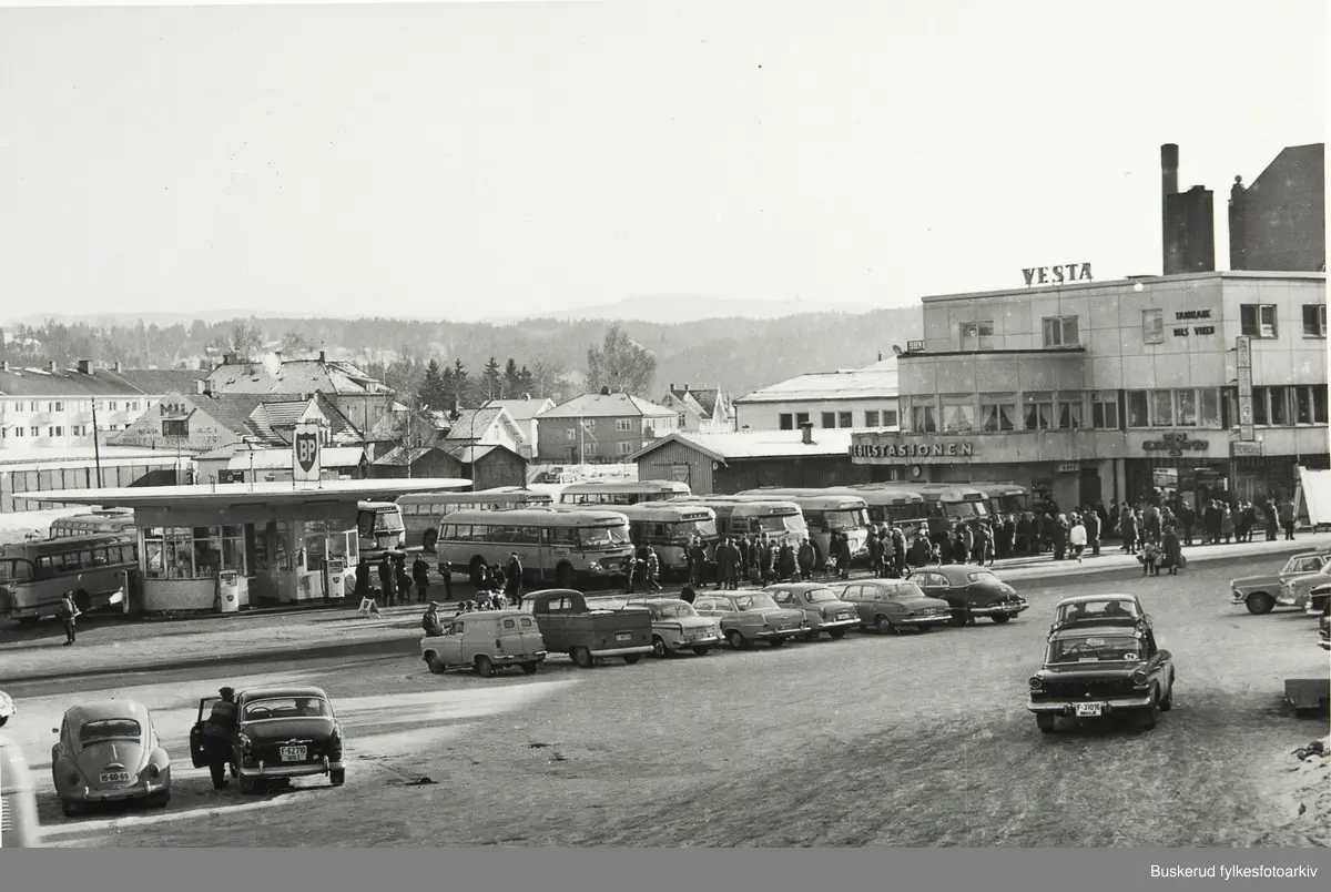 Rutebilstasjonen i Hønefoss.Engeseth Busslinjer var et busselskap som holdt til i Hønefoss.I 1925 overtok Engeseth A/S Hønefoss-Osloruten (etablert i 1921) 