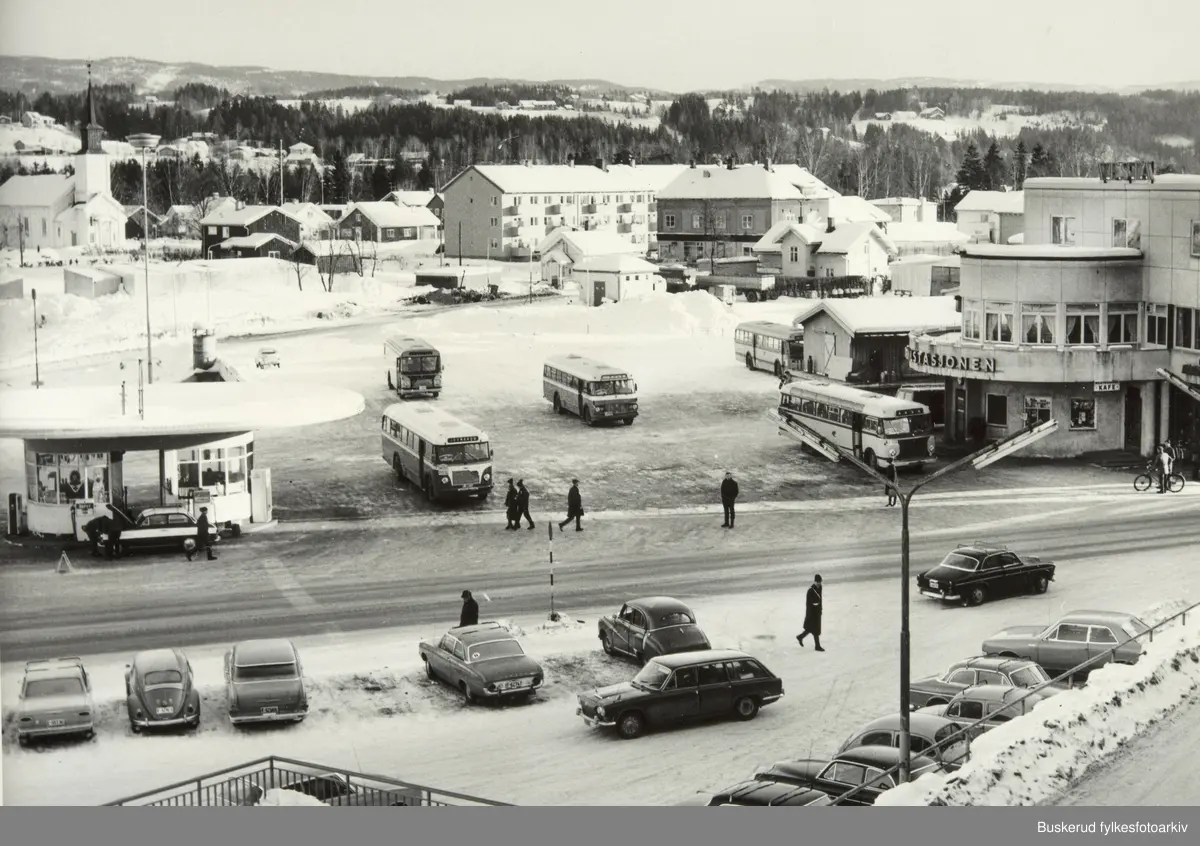 Rutebilstasjonen i Hønefoss.Engeseth Busslinjer var et busselskap som holdt til i Hønefoss.I 1925 overtok Engeseth A/S Hønefoss-Osloruten (etablert i 1921) 