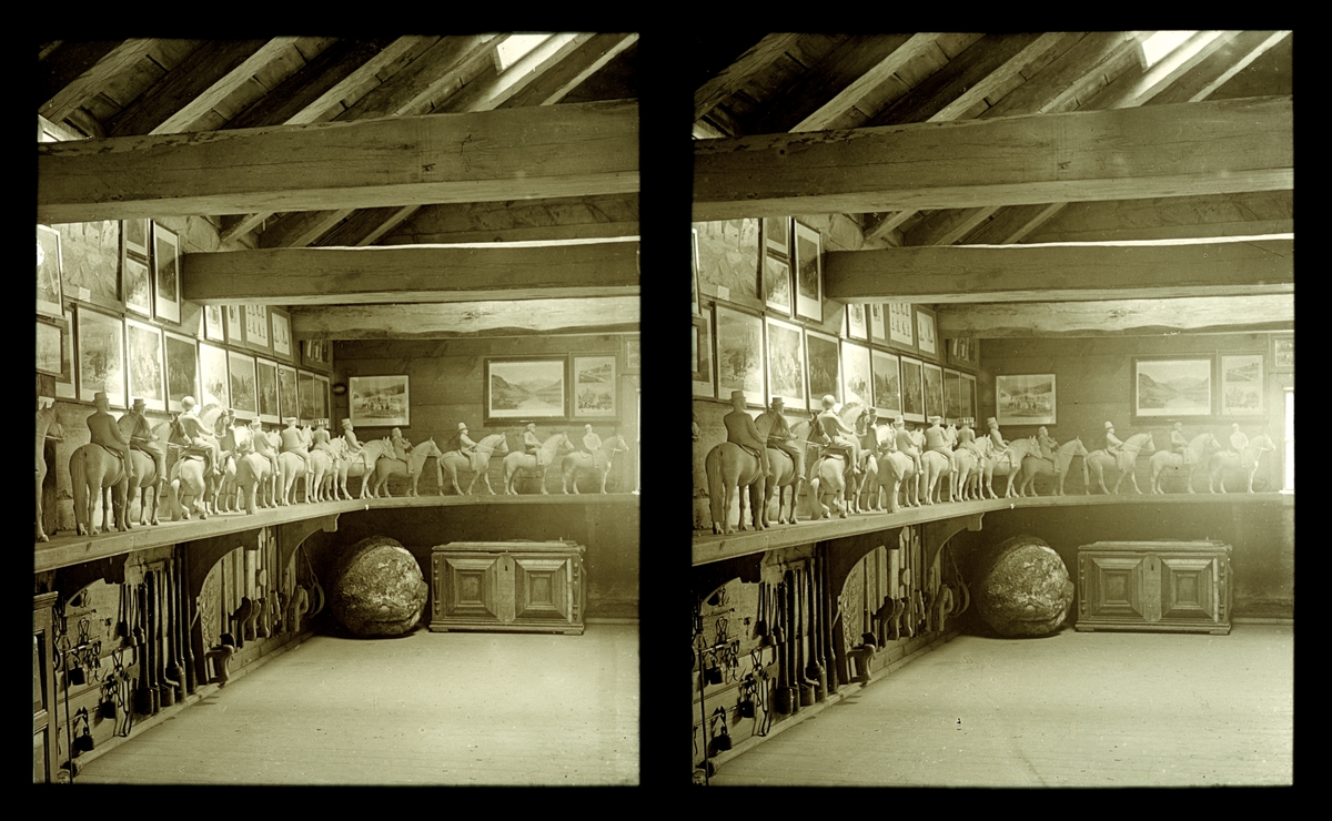 Samling med utskårne treskulpturer av hest og rytter, Mølstertunet, Voss Folkemuseum. Tilhører Arkitekt Hans Grendahls samling av stereobilder.