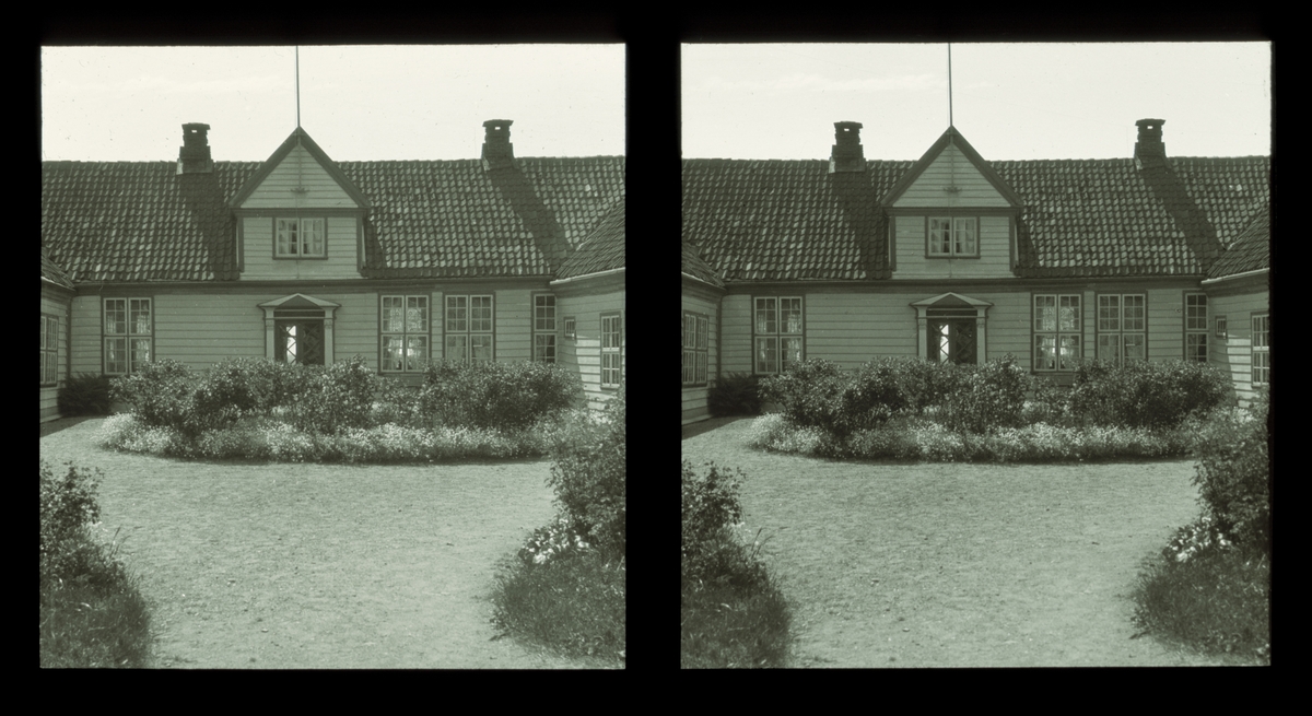 Lysekloster gods. Den gamle hovedbygningen. Tilhører Arkitekt Hans Grendahls samling av stereobilder.