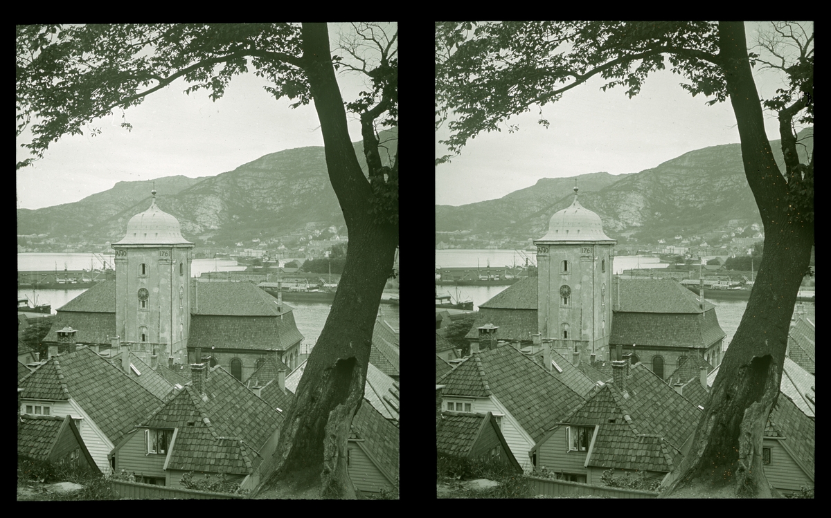 Utsikt over Bergen og Nykirken, sett fra Haugeveien på Nordnes. Tilhører Arkitekt Hans Grendahls samling av stereobilder.