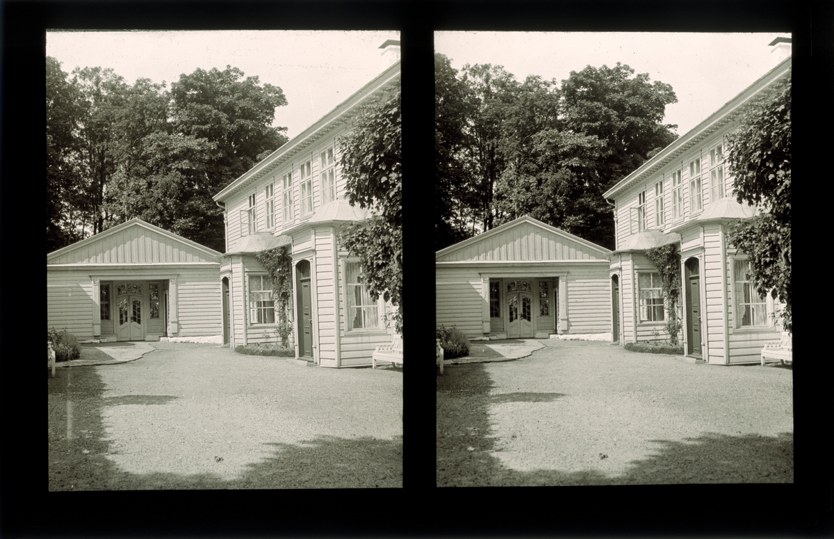 Kronstad hovedgård, port, tun og inngansparti. Tilhører Arkitekt Hans Grendahls samling av stereobilder.