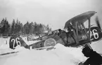 Klargöring av flygplan J 11 tillhörande F 9, vintertid, cirka 1941-1944.

Bildtext vid foto: 