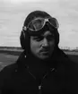 Porträttfoto, närbild, av militäre flygaren Kurt Edenholm i flygarklädsel på F 21 Kallax, 1942.

Bildtext vid foto: 