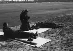 Tre militära flygare i beredskap vid flygbana på F 21 Kallax, 1942.

Bildtext vid foto: 