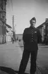 Porträttfoto av militäre flygaren Kurt Edenholm, på en gata i Luleå, den 30 juni 1942.

Bildtext vid foto: 