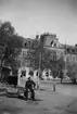 Porträttfoto av militäre flygaren Kurt Edenholm, sittandes i en park i Luleå, sommaren 1942.

Bildtext vid foto: 