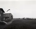Militära skolflygplan står på flygfältet i Eslöv, 1943. Flygplan SK 12 och SK 15.

Bildtext vid foto: 