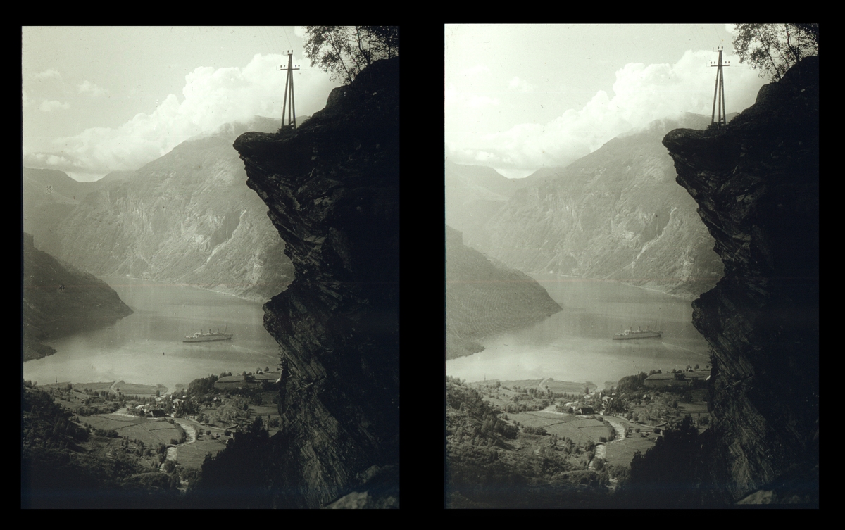 Utsikt, fjordlandskap med dampskip, innerst i Geirangerfjorden. Tilhører Arkitekt Hans Grendahls samling av stereobilder.