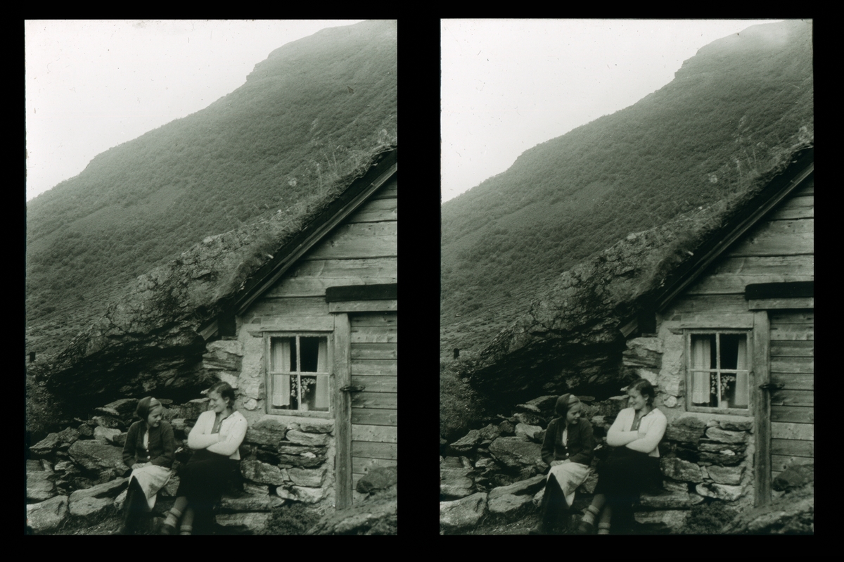 To jenter ved Staberg Seter, Norangsdalen. Tilhører Arkitekt Hans Grendahls samling av stereobilder.