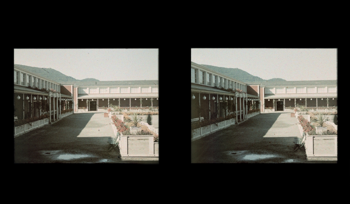 Utstilingsområde, festplass. Fontenegården? Trøndelagsutstillingen 1930, landsutstilling for næringsliv og kultur. Tilhører Arkitekt Hans Grendahls samling av stereobilder.