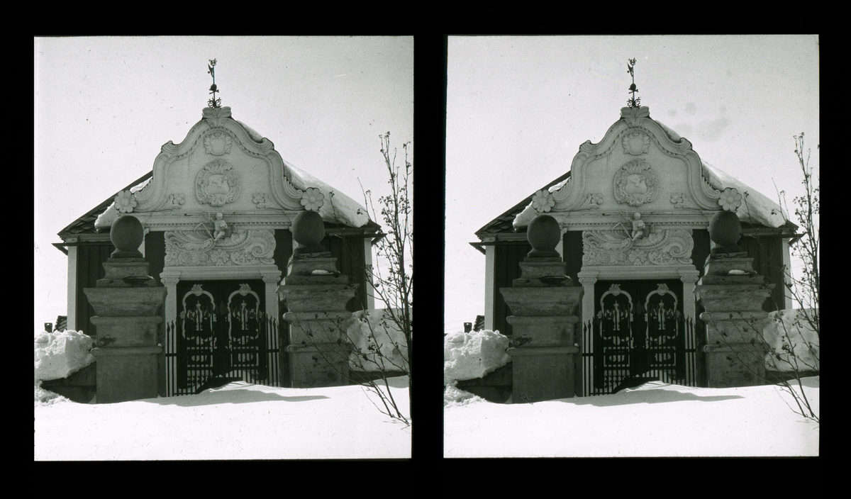 Hiort-kapellet, ved Røros kirke. Rikt dekorert inngangsparti, laget av treskjæreren Jøns Andersson Ljungberg. Tilhører Arkitekt Hans Grendahls samling av stereobilder.