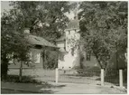 Västerås, Kyrkbacken, kv. Domkyrkan 1.
Lektorsgården med staket framför byggnaden.