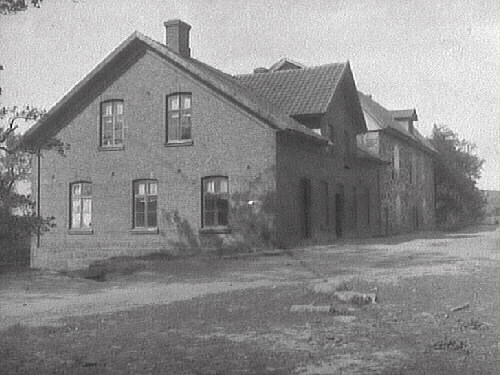 Göingegårdens kvarn med tillbyggd drängbostad, närmast kameran. (Se mangårdsbyggnaden på bild MR2_1343)