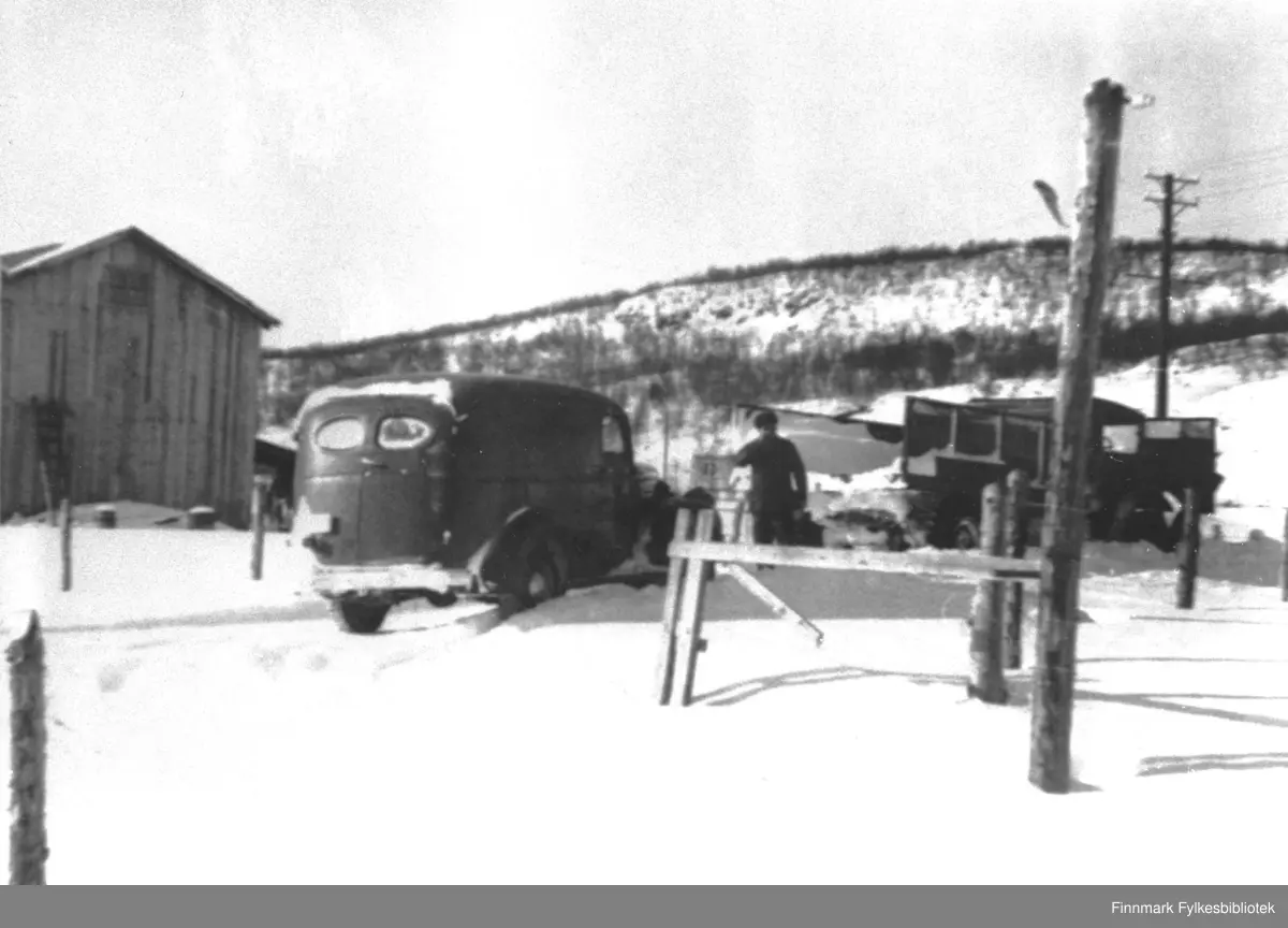 Nedkjøring til Tanaelva, 1951. Dette kan ifølge informant være samme bil som i dag befinner seg i De museale veisamlinger i Skiipagurra: En Chevrolet Panel Delivery 1947 modell med nummerskilt Y-2042. Vi linker til to artikler om museet og bilen:
https://www.nrk.no/sapmi/onsker-at-kongen-kjorer-veteranbil-1.11808300
https://www.ifinnmark.no/tana/museale-veisamlinger-i-skiippagurra/statens-vegvesen/jarl-70-ble-fodt-i-anleggsbrakke-i-42-minus-na-har-han-fatt-hjemlengsel/s/5-81-778272
 