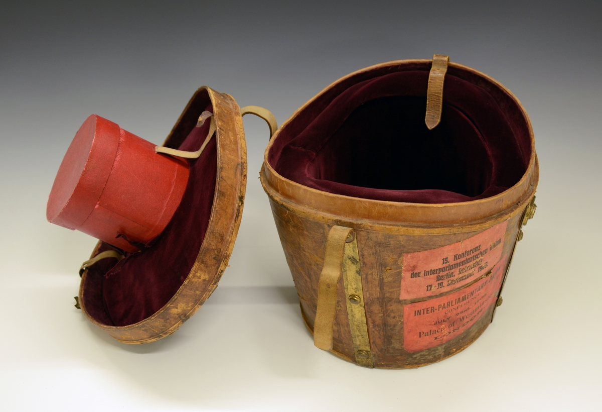 TGM-BM.1955:024.A Flosshatt
Oval, sylindrisk form med smal oppbrettet brem. Ripsbånd rundt pullen og bremmen er kantet med ripsbånd. Flosshatten er antakeligvis trukket med silkefloss. Innvendig fôret med silkemoare'og stemplet med produksjonsmerke. 

TGM-BM.1955:024.B Hatteeske
Hatteske av lær med utvendig beslag og lås av messing.  Handtak øverst på lokket med  2 stk spenner på hver side som festes med 2 stk lærreimer på sidene. Utvendig er det festet en messingplate med eigerens navn samt flere merkelapper som angir stedsnavn. Innvendig er hatteesken polstret og fôret med fiolett silkefløyel.
