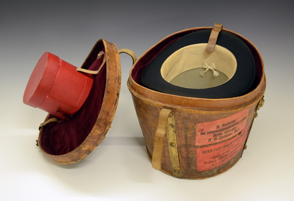 TGM-BM.1955:024.A Flosshatt
Oval, sylindrisk form med smal oppbrettet brem. Ripsbånd rundt pullen og bremmen er kantet med ripsbånd. Flosshatten er antakeligvis trukket med silkefloss. Innvendig fôret med silkemoare'og stemplet med produksjonsmerke. 

TGM-BM.1955:024.B Hatteeske
Hatteske av lær med utvendig beslag og lås av messing.  Handtak øverst på lokket med  2 stk spenner på hver side som festes med 2 stk lærreimer på sidene. Utvendig er det festet en messingplate med eigerens navn samt flere merkelapper som angir stedsnavn. Innvendig er hatteesken polstret og fôret med fiolett silkefløyel.
