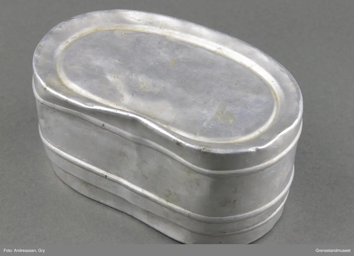 Matboks av aluminium med lokk.