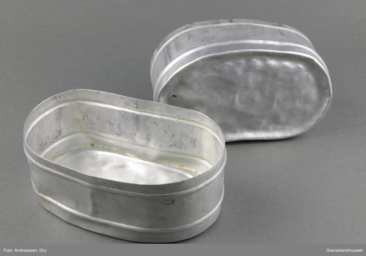 Matboks av aluminium med lokk.