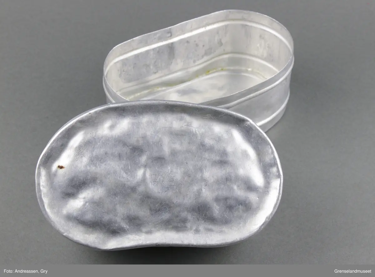 Matboks av aluminium med lokk.