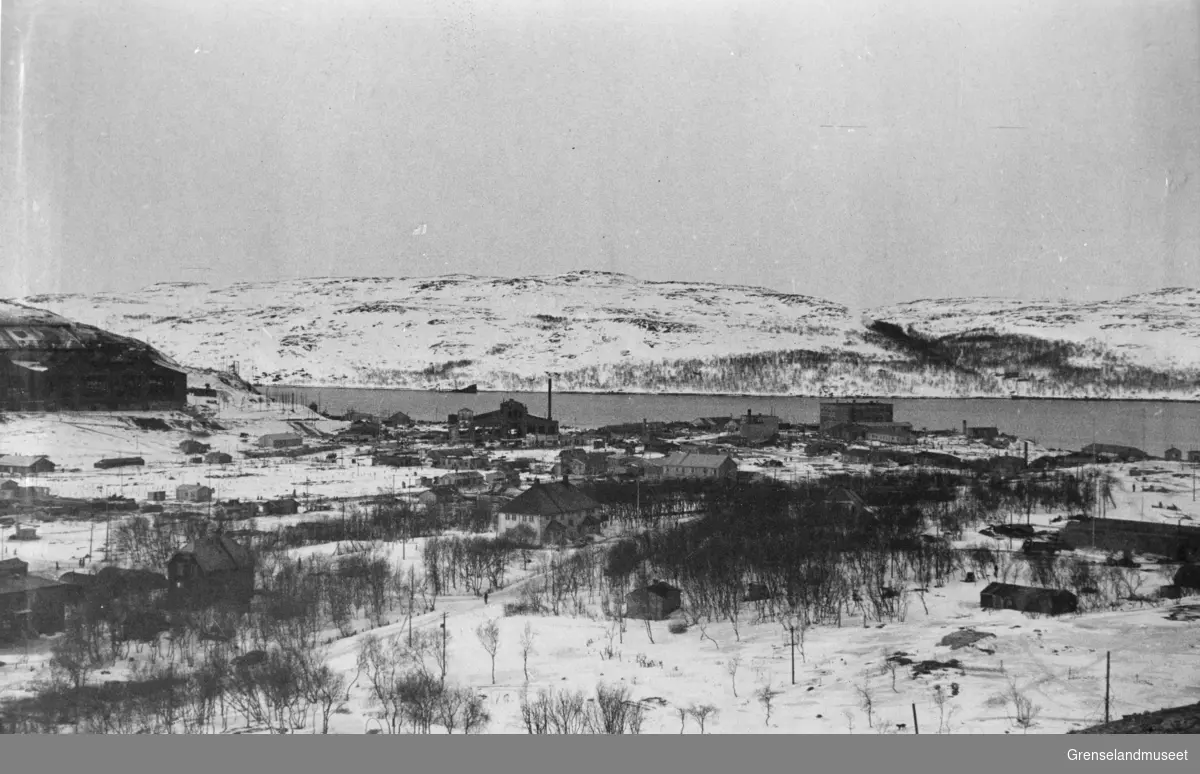 Dampsentralen og sentrum sett fra Storhaugen, 5. april 1946. Bakerst i bildet ser vi et skip som er halvveis sunket i sjøen.