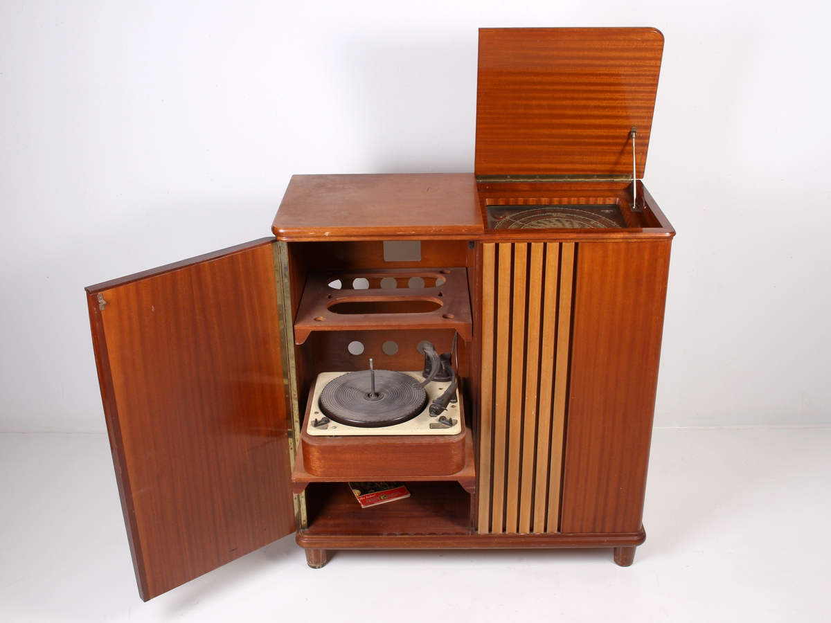 Kabinett med radio og platespiller.