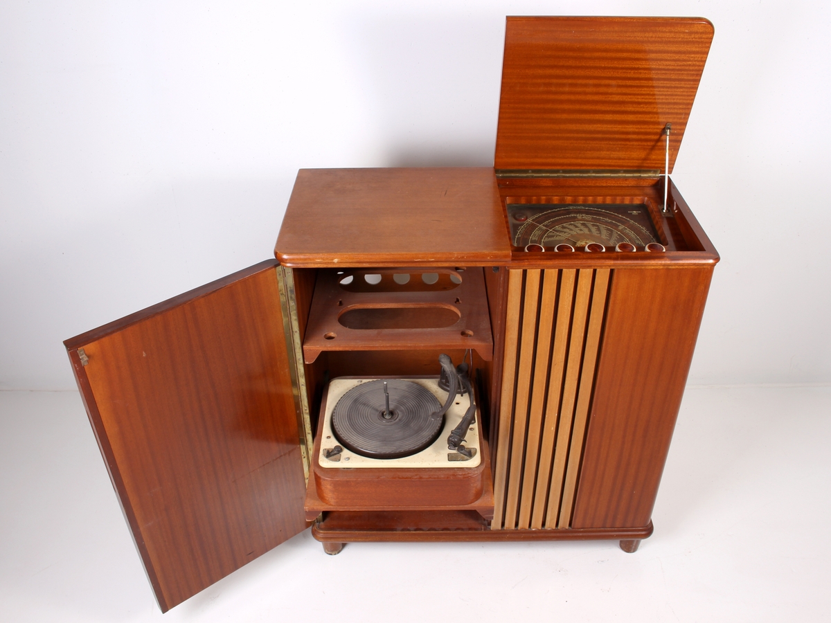 Kabinett med radio og platespiller.