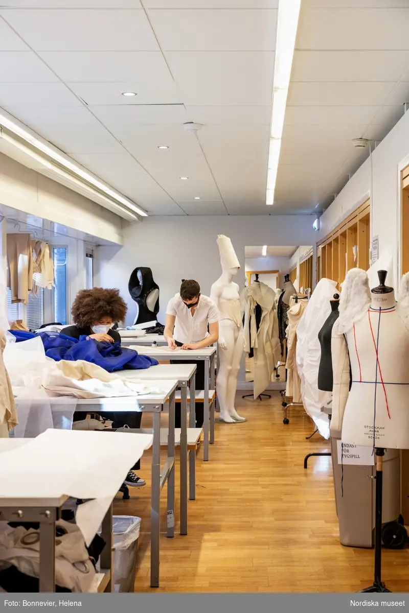 Hur skulle unika plagg från en beställningsateljé som NK:s Franska damskrädderi kunna se ut i dag? I en pop up-utställning gjorde studenter vid Beckmans Designhögskola sina tolkningar av morgondagens couture med originalkreationer från 1900-talets legendariska beställningsateljé som inspirationskälla. Beckmans x NK:s Franska visades 17 september till 7 november 2021 i Nordiska museets stora hall.