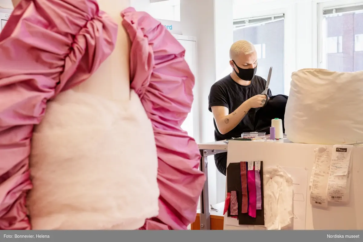 Hur skulle unika plagg från en beställningsateljé som NK:s Franska damskrädderi kunna se ut i dag? I en pop up-utställning gjorde studenter vid Beckmans Designhögskola sina tolkningar av morgondagens couture med originalkreationer från 1900-talets legendariska beställningsateljé som inspirationskälla. Beckmans x NK:s Franska visades 17 september till 7 november 2021 i Nordiska museets stora hall.