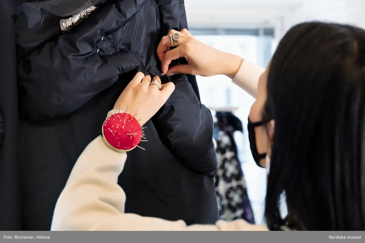 Hur skulle unika plagg från en beställningsateljé som NK:s Franska damskrädderi kunna se ut i dag? I en pop up-utställning gjorde studenter vid Beckmans Designhögskola sina tolkningar av morgondagens couture med originalkreationer från 1900-talets legendariska beställningsateljé som inspirationskälla. Beckmans x NK:s Franska visades 17 september till 7 november 2021 i Nordiska museets stora hall.