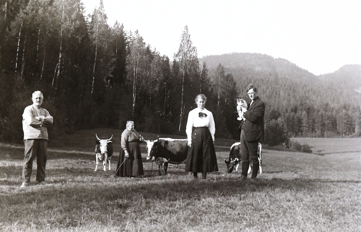 Jordet på Dalen (kalt Moratplassen etter noen med dette navnet som bodde her i mange år).
Fra v: Daniel Wigant (1867-1943), Marie Moen f.1859, hennes datter Olga f.1885 med mannen Herman Nikolai. De to siste reiste til Amerika. Alle disse bodde på Moratplassen.