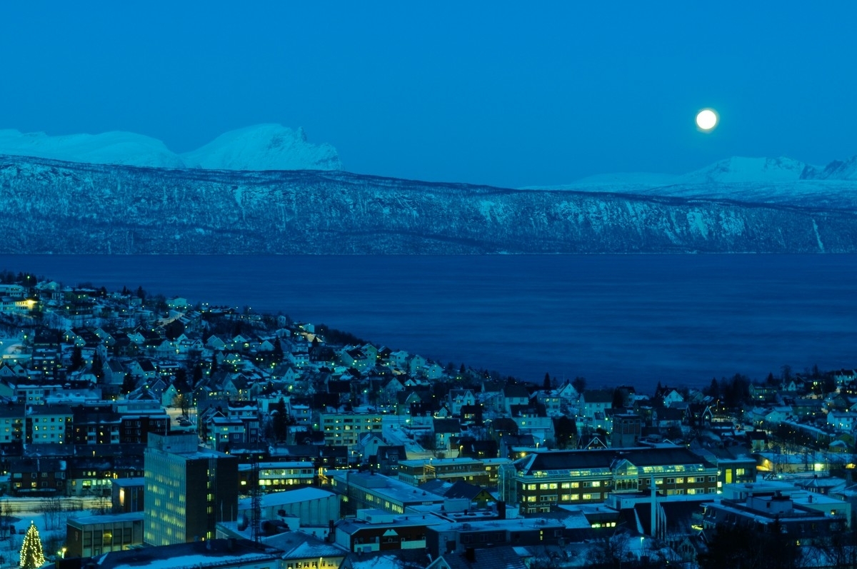 20 desember 2010, Narvik sentrum, mørketidsbilde, fullmåne over Herjangsfjellene. Rådhuset i forgrunn til venstre.