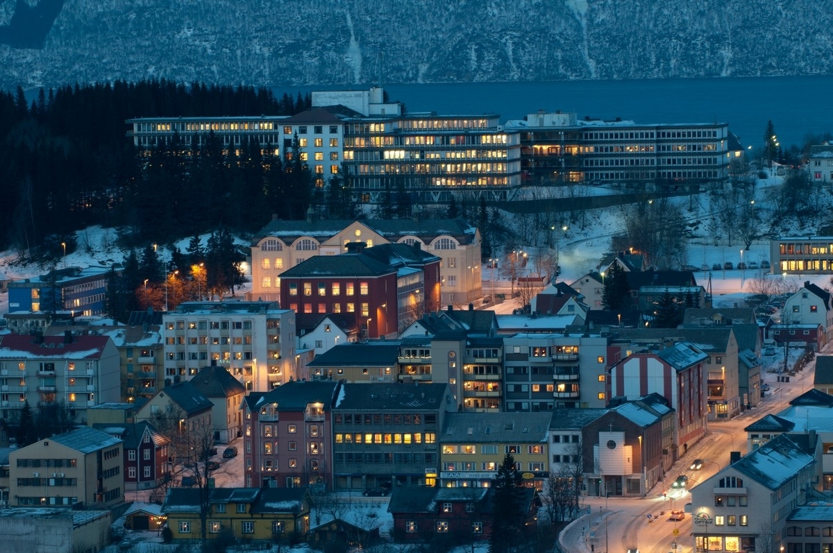 20 desember 2010, Narvik , Fryenlund, mørketidsbilder.  Narvik Sykehus bak, Tårnveien skole og Villaveien skole midt på, på Frydenlund.