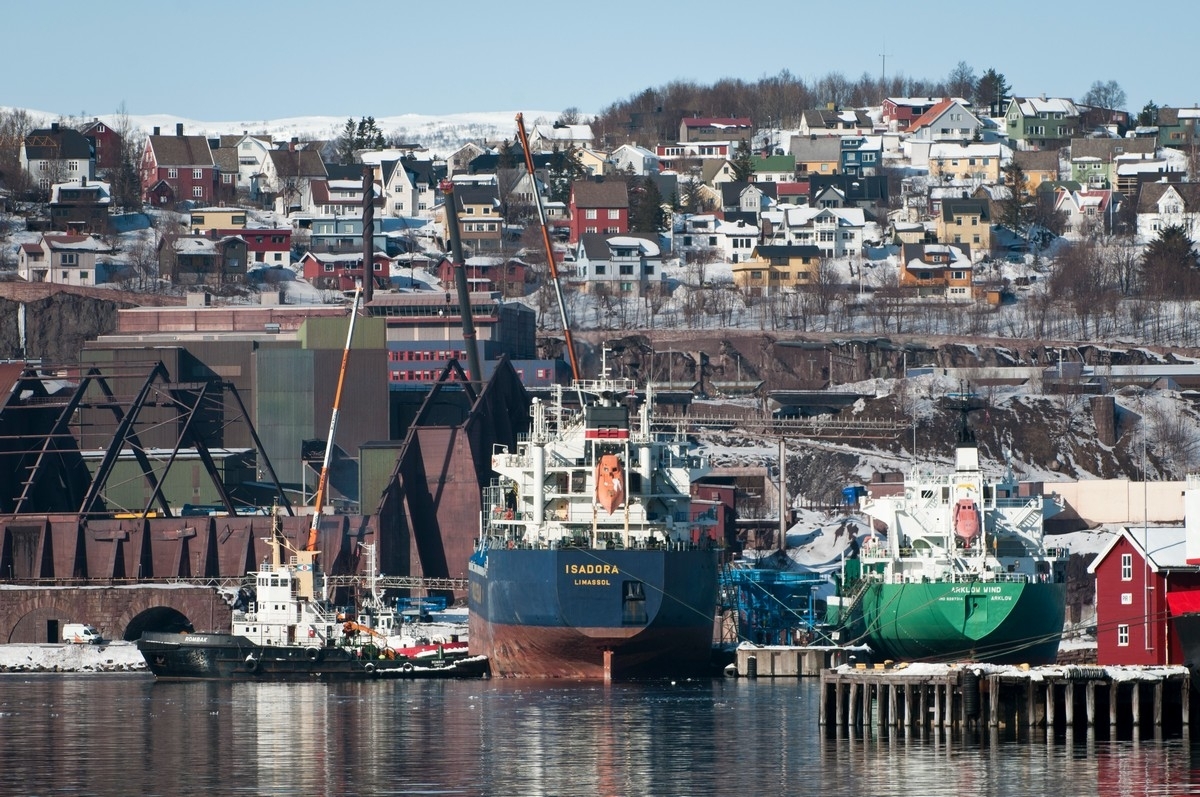 Narvik: I slutten av mars 2011 fikk LKAB feil på sin utlaster ved kai 5. Det ble etterhvert nokså fullt av båter på havna og fjorden. To skip måtte legges ved kai 3/4.