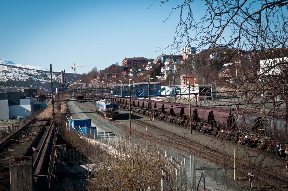 Narvik: LKAB ranger-stasjon med malmvogner og lok. 3 mai 2011