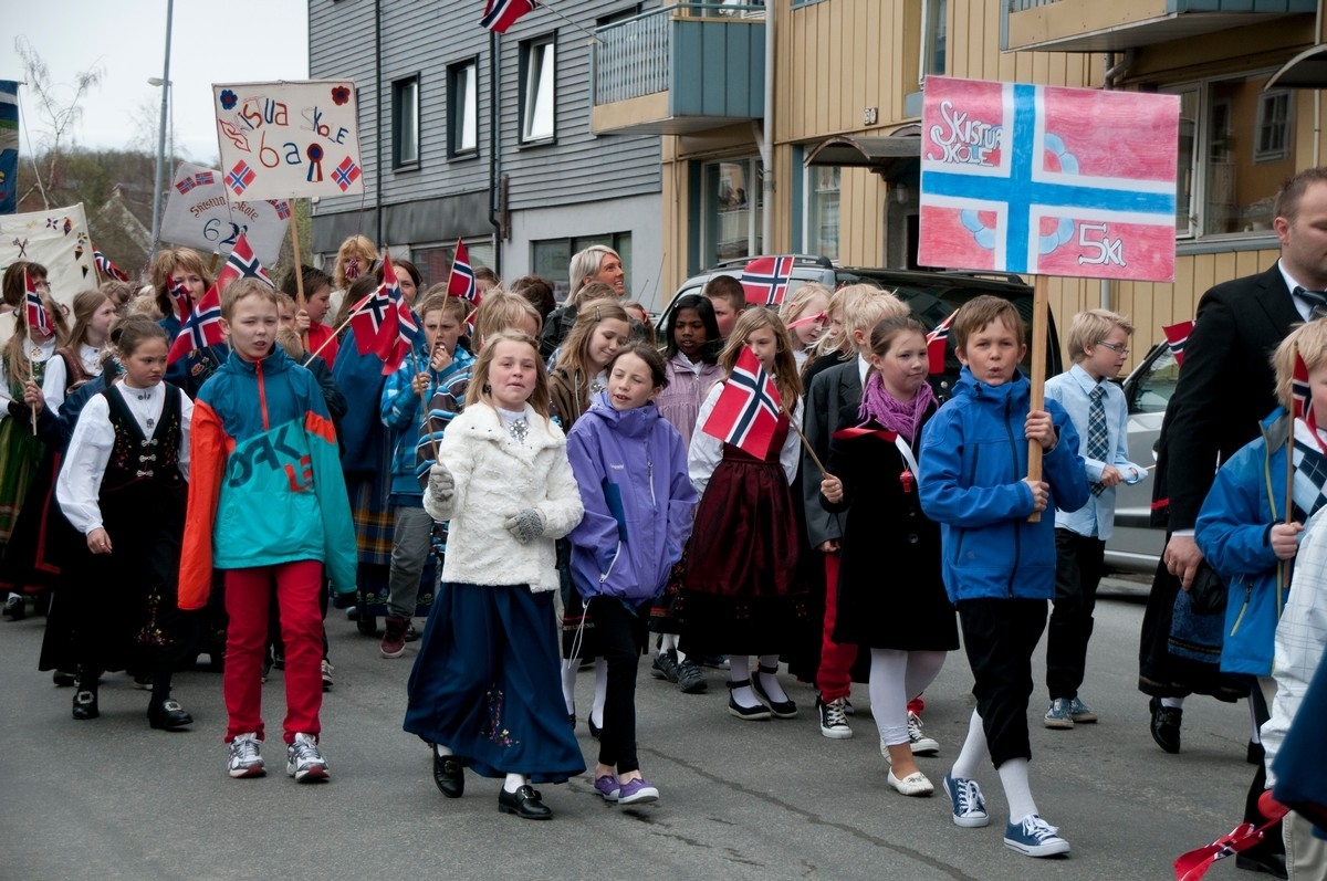 Narvik 17. mai 2011: Barnetoget kl 11-12, Frydenlund, Kirkegata. Skistua skole kl 5 i bildet.