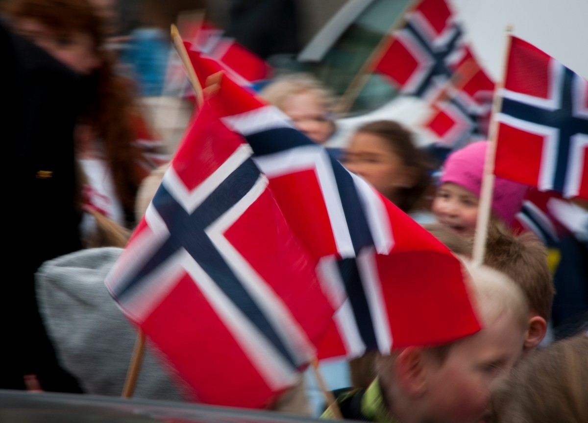 Narvik 17. mai 2011: Barnetoget kl 11-12. Flagg og glade unger.