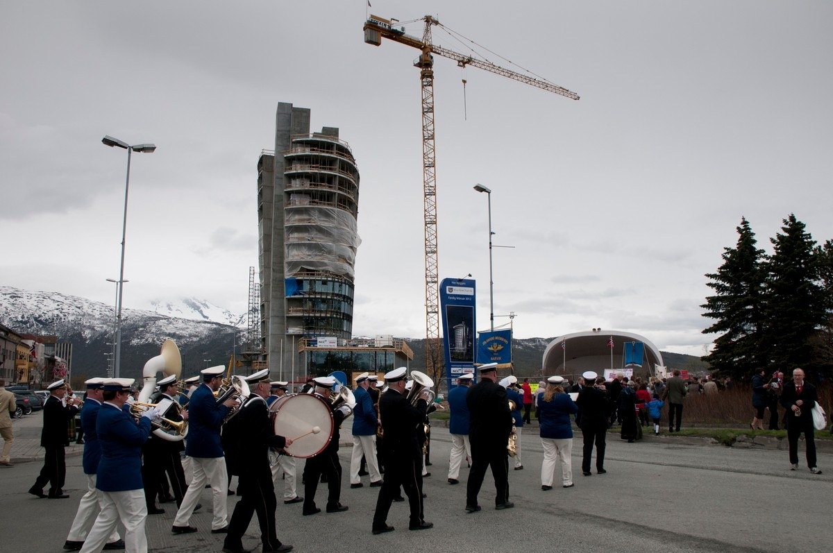 Narvik 17. mai 2011: Barnetoget kl 11-12. LKABs musikkorps /Bolagsmusikken svinger inn på festplassen. Ricahotellet (senere Scandic) under bygging.