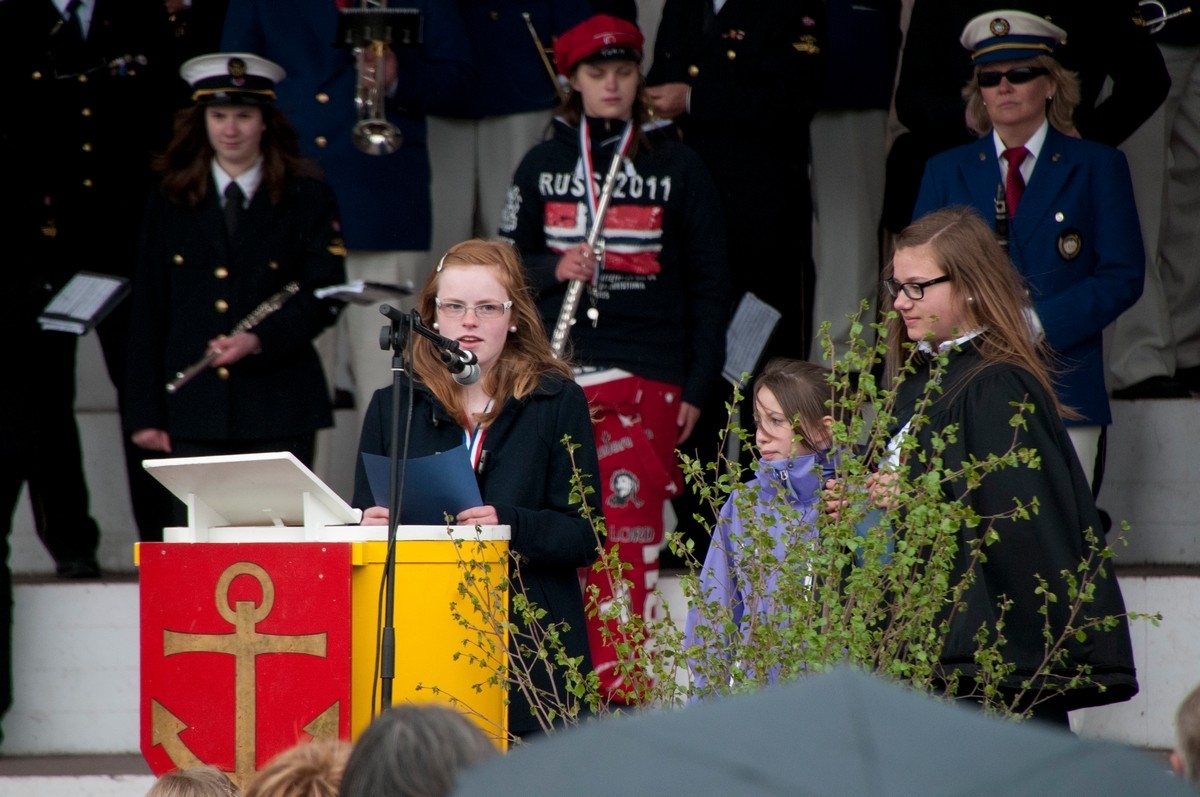 Narvik 17. mai 2011: Barnetoget kl 11-12. Ungdomsskoleelever holder tale for dagen fra scenen på festplassen.