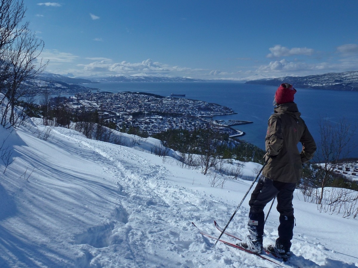 Skitur i Tøttadalen 14. april 2012. Nedtur, og Narvik og Ofotfjorden i bakgrunnen.