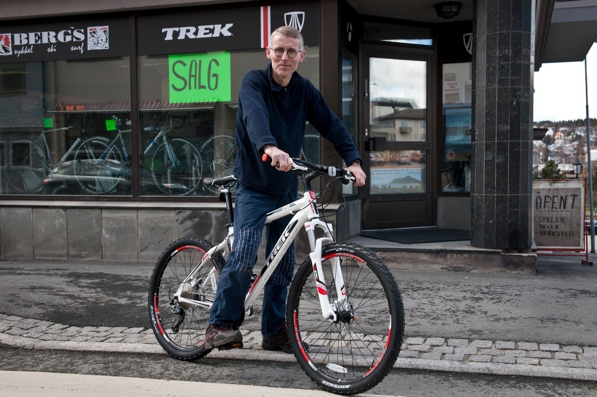 Bergs sykkel, ski og surf i Dronningens gate. Ronald Berg har sin velfortjente ære for sykkelsporten i Narvik, og for å tilby kvalitetssykler for entusiaster. Foto: 15. mai 2012