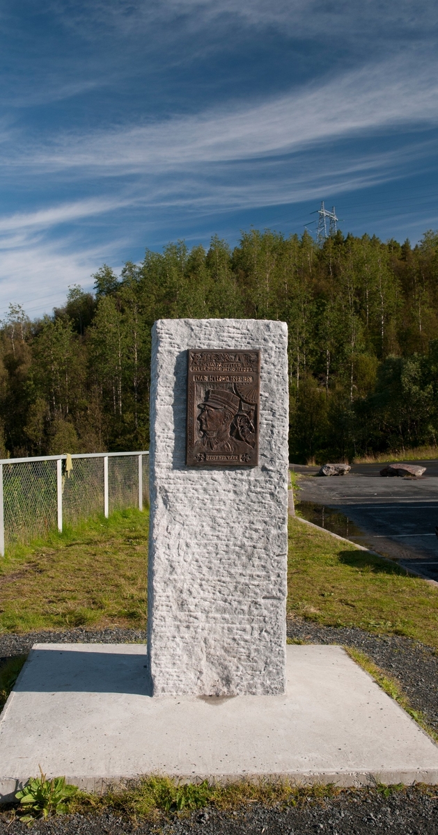 Momument over Ivar Hyldmo, utenfor Taraldsvikfoss kraftstasjon ved inngangen til Tøttadalen i Narvik. 28 aug 2012