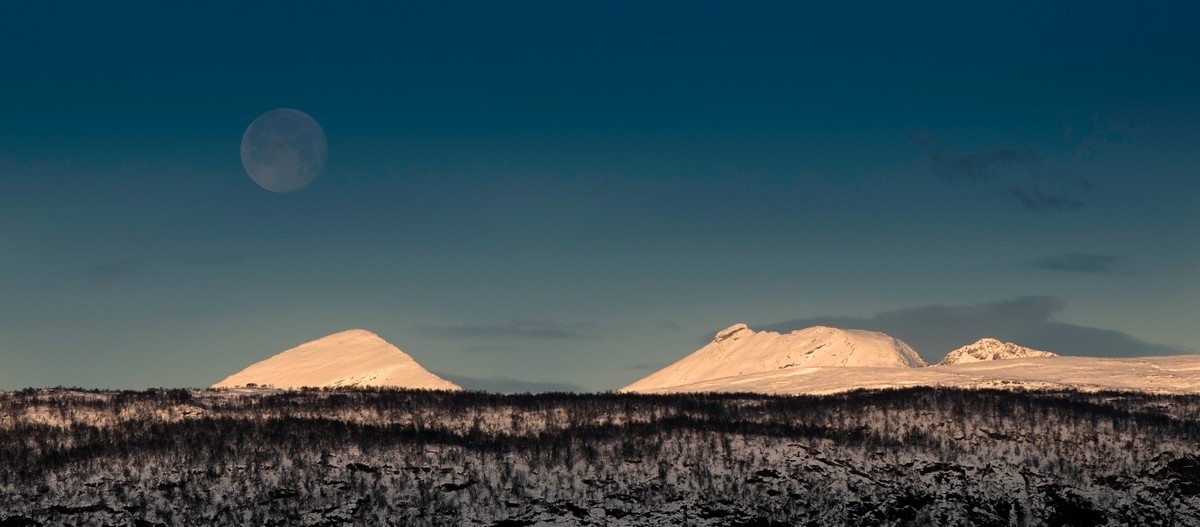 Fullmåne over Veggfjellet.  31. okt 2011. Kl 0930. Sola er i ferd med å stå opp i sør, mens månen er på tur ned. 200 mm, 1/1250s, f:5,6, ISO200.